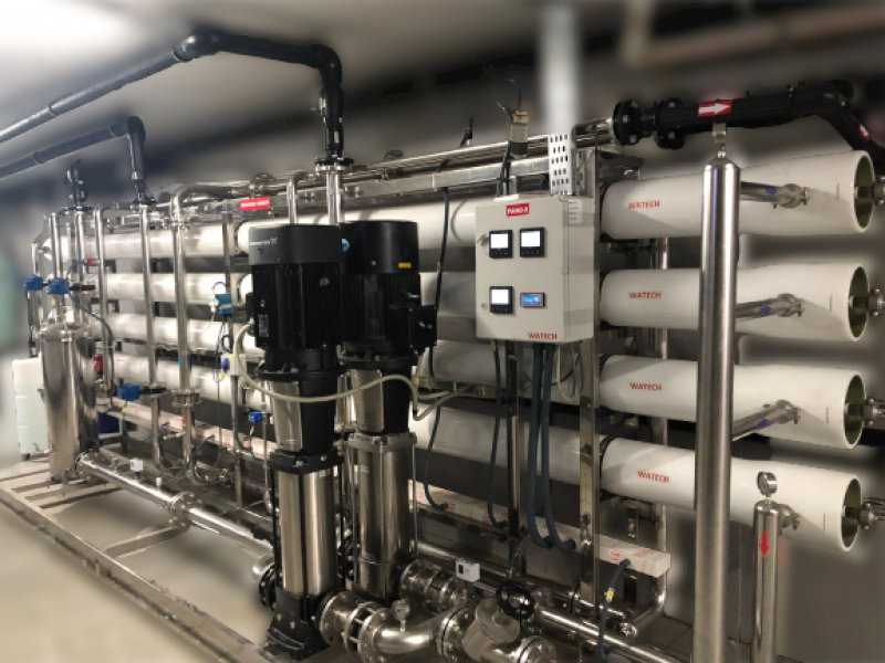 ters ozmos cihazı yüksek iletkenliği almak için geçirgenliği 0,0003 mikron seviyelerinde oluşan hassas filtreleri sayesinde yüksek giderim sağlar.